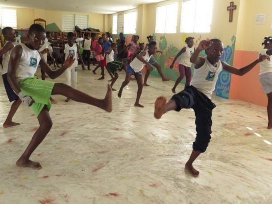 Des jeunes Haïtiens pendant une leçon de capoeira