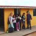 Terminée ! Il faut 6 jours pour construire une école verte qui a une durée de 25 ans. -  Sur la photo, à gauche, Aurelia et à droite José, les fondateurs de Sikanda.